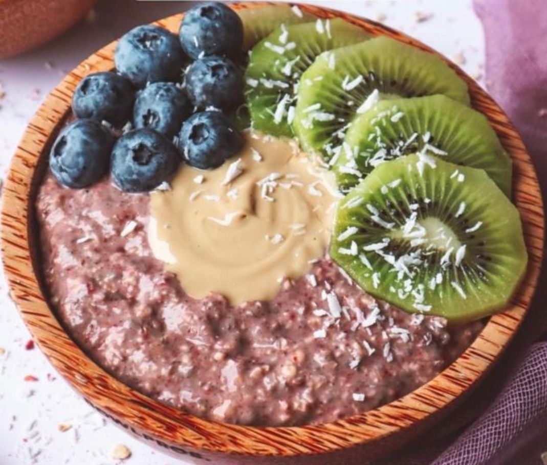 Scopri di più sull'articolo Porridge kiwi e crema di anacardi