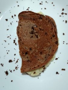 Scopri di più sull'articolo Pancake con crema pasticcera e granella di nocciola e carrube